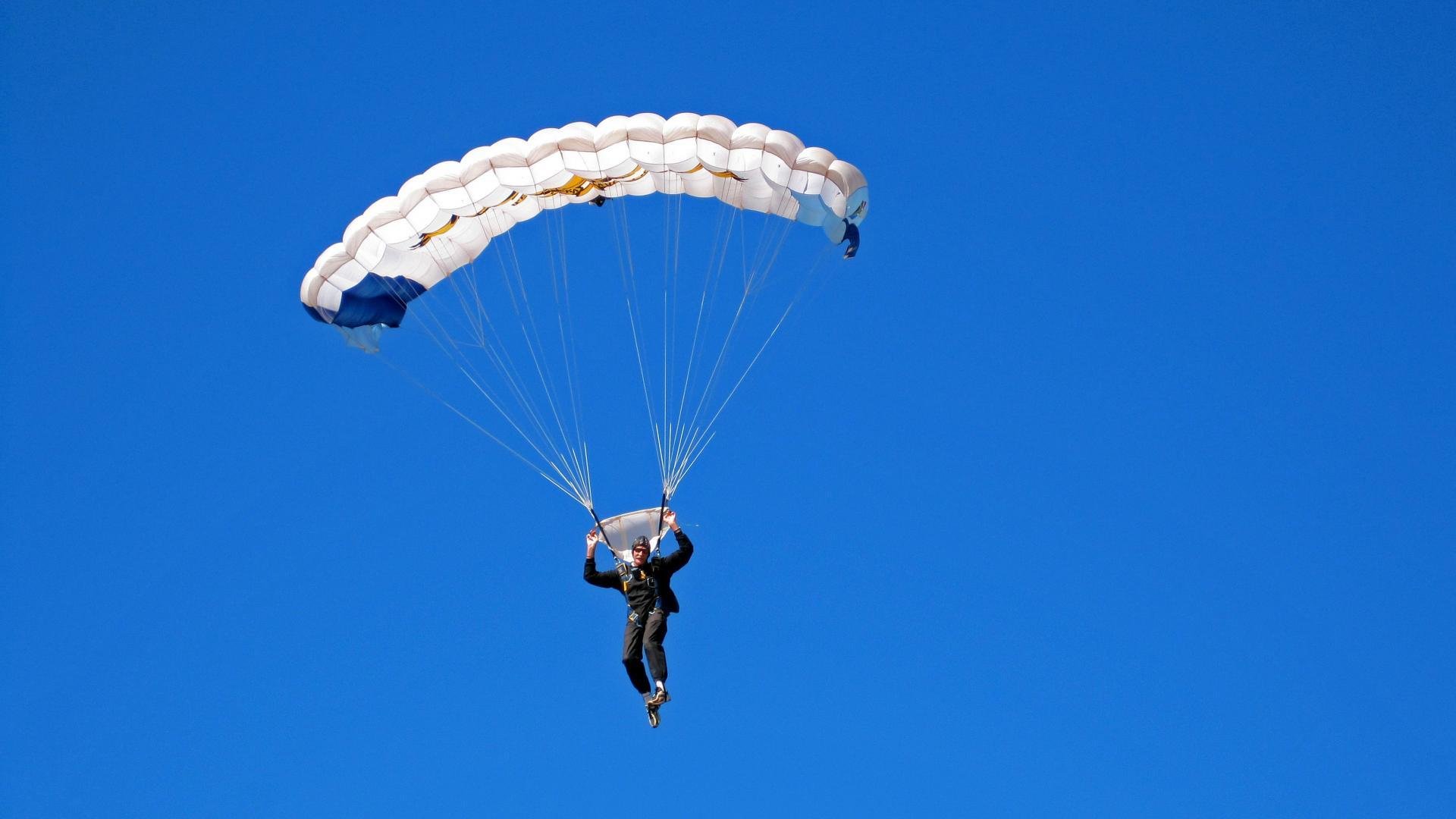拜仁锋线组合配合默契，制造持续威胁，拜仁战术分析